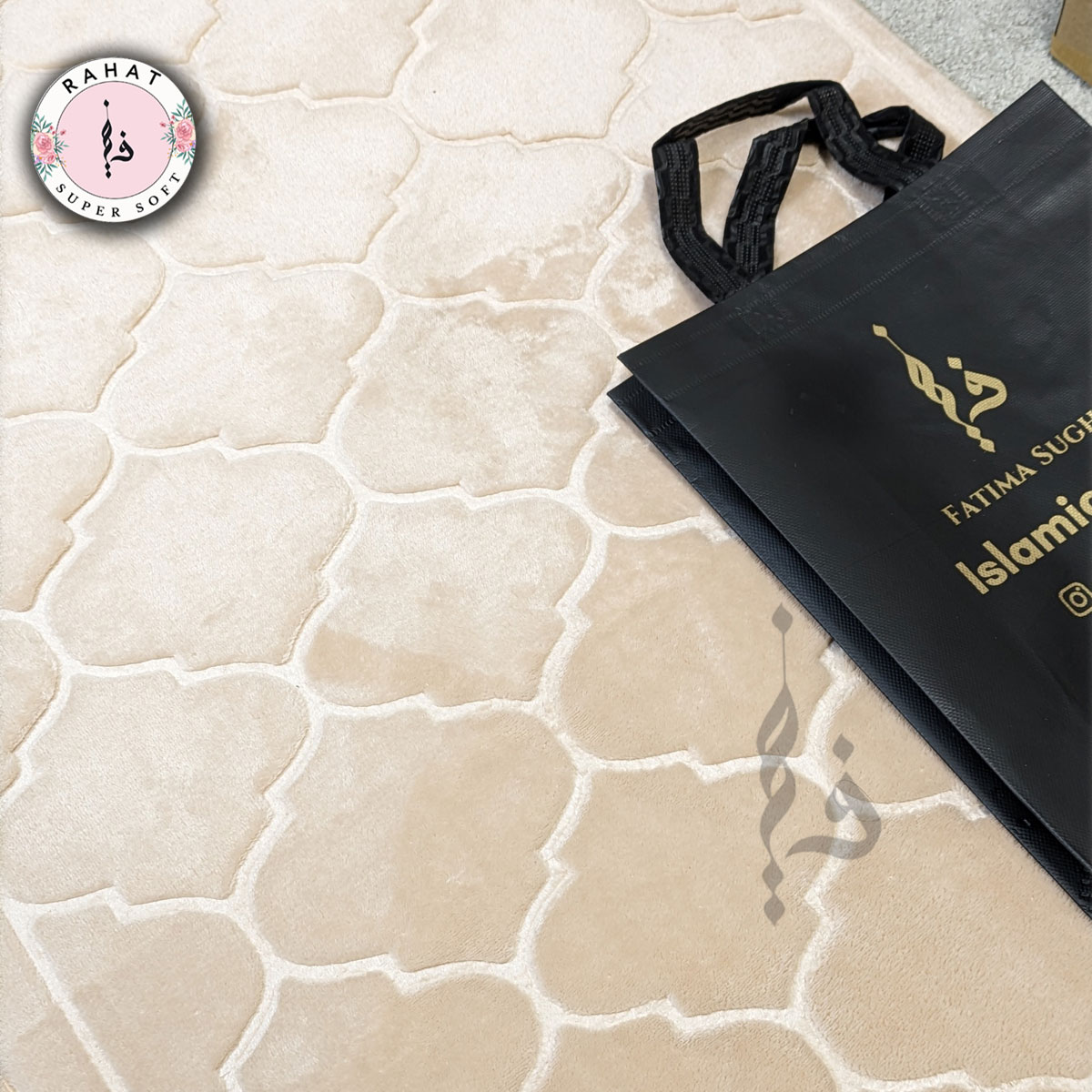 RAHAT SUPER SOFT PADDED PRAYER MAT - MUSALLAH / JANAMAZ IN GIFT BAG RAHAT SUPER SOFT PADDED PRAYER MAT - MUSALLAH / JANAMAZ IN GIFT BAG